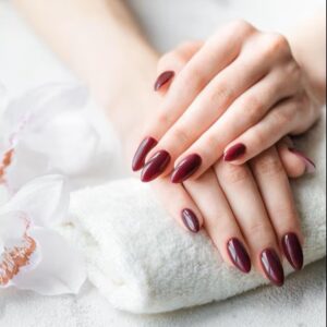 Manicura con refuerzo y esmalte semipermenente