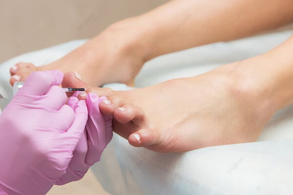 Pedicura con esmalte tradicional